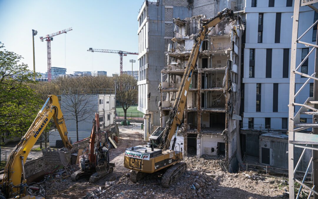 Déconstruction complète d’une barre de logements au pied du nouveau palais de justice, paris 17ème