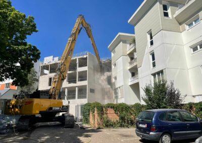 Déconstruction de 8 logements et un commerce à Val De Reuil